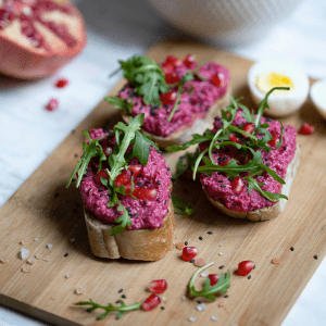 Toasts betteraves, ricotta et vinaigre de framboise