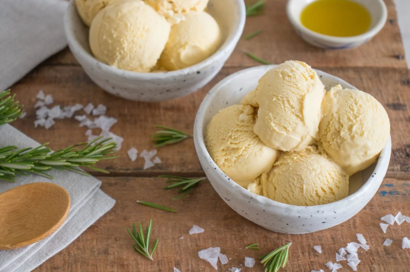 Glace à l'huile d'olive au thym et sa tapenade noire sucrée
