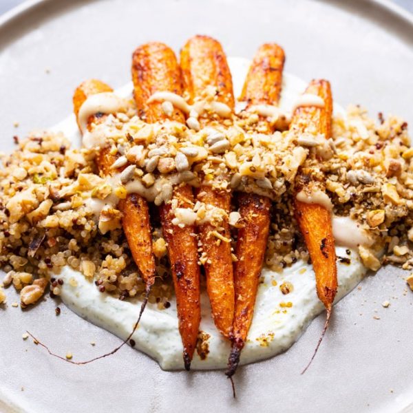 Carottes-Rôties-au-Cumin-Bio-avec-Sauce-Dukkah,-Quinoa-et-Ail