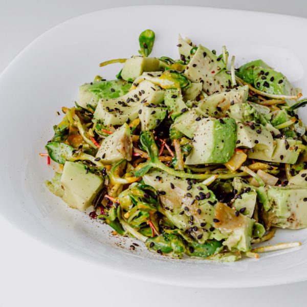 Salade-estivale-de-pousses-de-lentille,-d'avocat-et-de-concombre-à-l'huile-d'olive,-vinaigre-à-la-pulpe-de-poivron-piment-et-aux-graines-de-sésame