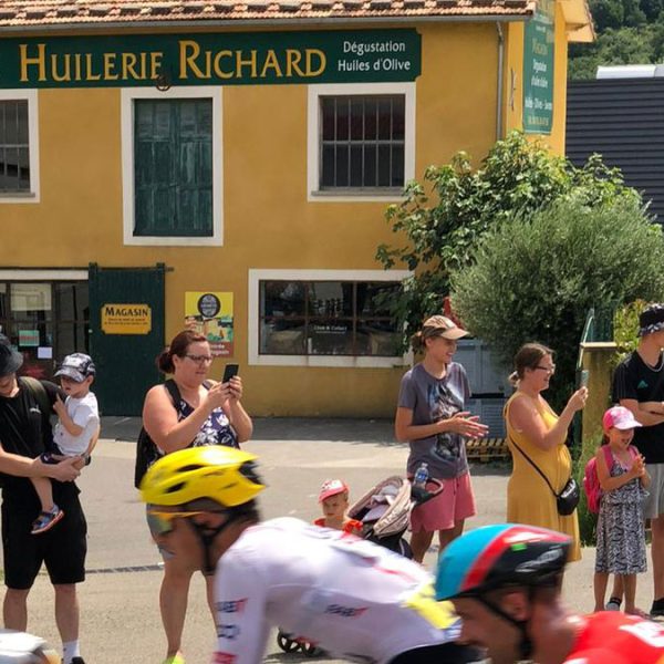 cyclistes-devant-le-moulin