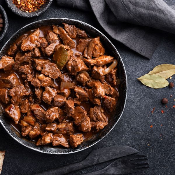 delicieux-goulache-pret-pour-diner