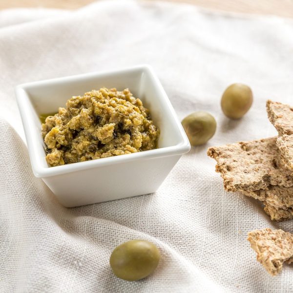Wholegrain crackers with olive tapenade