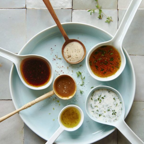 France, vinaigrette,   recette d'été,      6 vinaigrettes "tout terrain"
 L'agrume :  orange citron (zestes et jus), huile d'olive, miel & thym
(pour poissons, fruits de mer et crustacés...)
 L'asiate,  huile de sésame torréfié, sauce soja salée, nuoc-mâm, sucre, jus de citron vert, piment rouge
(pour salade asiat, de légumes, brochettes de viandes...)
 La cacahouète : cacahouètes, jus de citron, huile d'arachide (ou tournesol)
 La coco , lait de coco, citron vert (jus et zeste), huile de noisette, coriandre
(pour tartare de poisson, salade de pâte...)
L'épicée  huile d'argan, vinaigre cidre, raz el hanout ou 4 épices, fond de volaille, moutarde
(pour taboulé, crudités...)
 La vanillée : vanille gousse, balsamique blanc, huile d'olive, citron vert