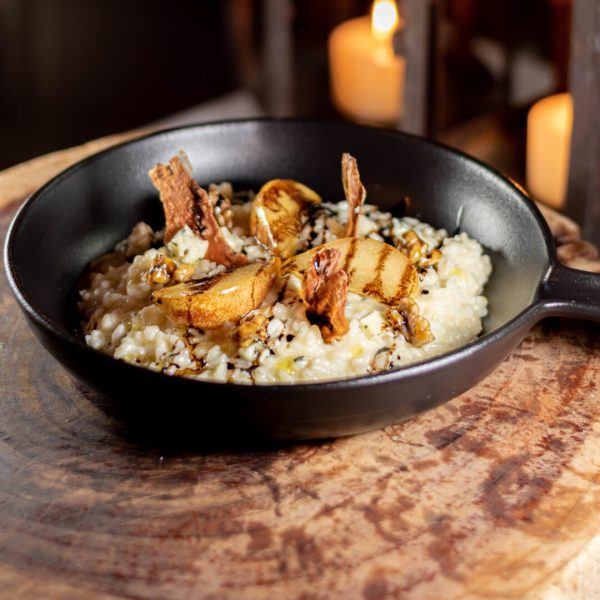 le Risotto au Bleu du Vercors, Poire et Chips de Bacon, sublimé par l'huile d'olive de Haute-Provence AOP Cuvée des Centenaires.