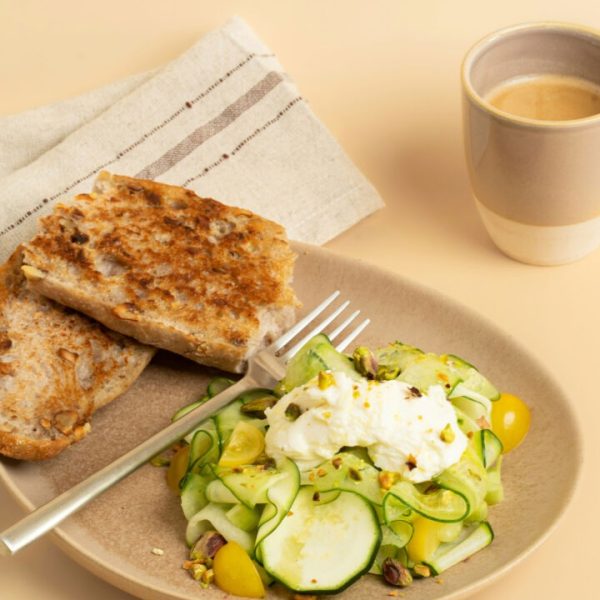 Salade de courgette, stracciatella, pistache et tomates cerises huile d’olive de Nîmes AOP
