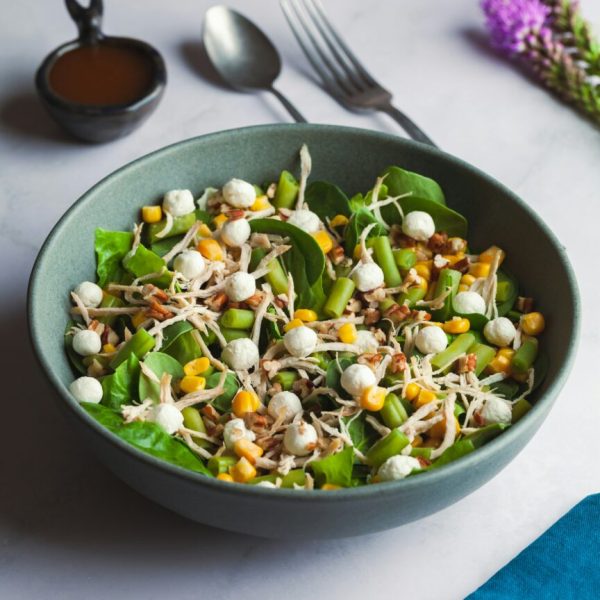 Salade d’épinards, billes de chèvre et poulet rôti