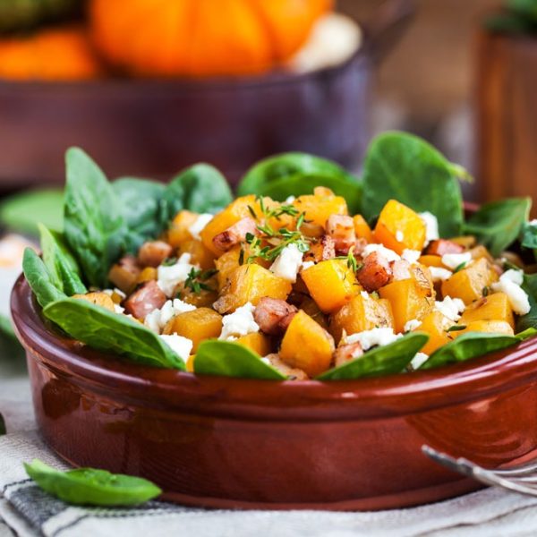 salade-tiède-de-courge-musquée,-bacon,-épinards,-huile-d'olive-et-feta