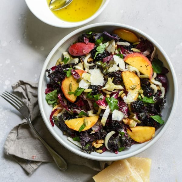 Salade verte à la pêche, noix et parmesan