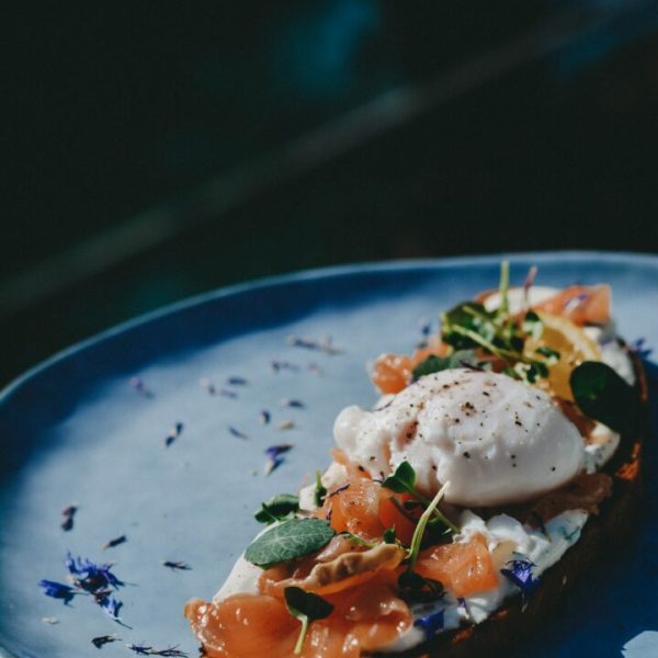 toast de saumon à l'huile d'olive et son oeuf poché